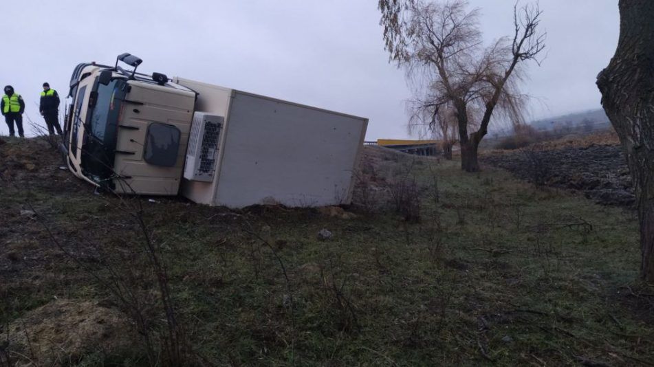 Un camion a derapat de pe traseu și s a răsturnat la Călărași