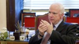 Маккейн назвал шуткой санкции ЕС в отношении России