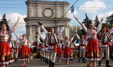 La ora 19.00 Ansamblul Naţional Academic de dansuri populare „JOC” va prezenta spectacolul coreografic „Moldoveneasca”.