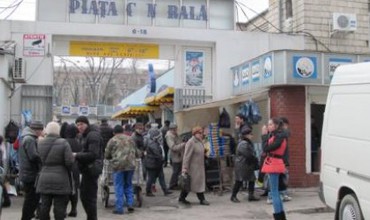 На оптовом овощном рынке много картофеля, лука и моркови. Ну и традиционно - много яблок.