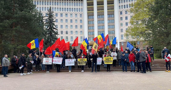 Protest în fața Parlamentului în susținerea deputatului Radu Mudreac