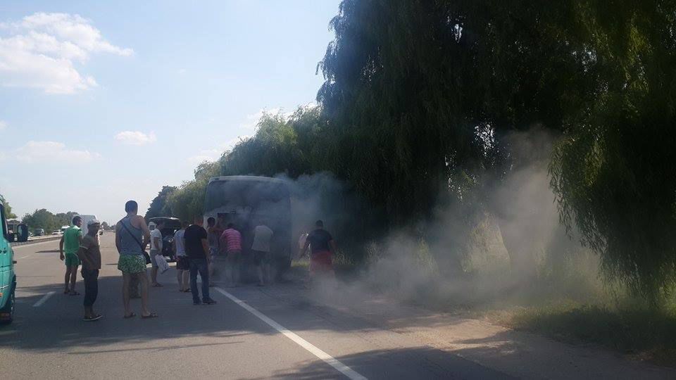 Автобус с пассажирами загорелся на въезде в Ставчены