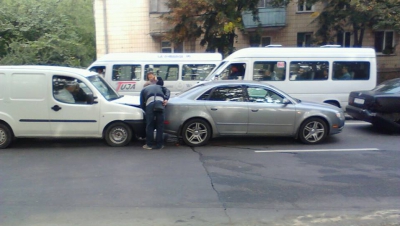 Accident în lanţ în sectorul Buiucani. Trei maşini, implicate în coliziune