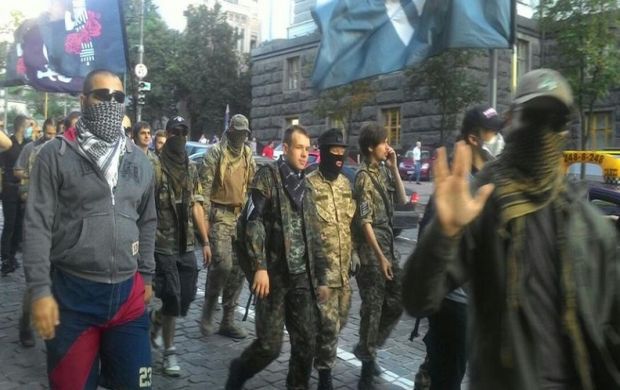 В Киеве люди в камуфляже требуют от властей официально признать факт войны