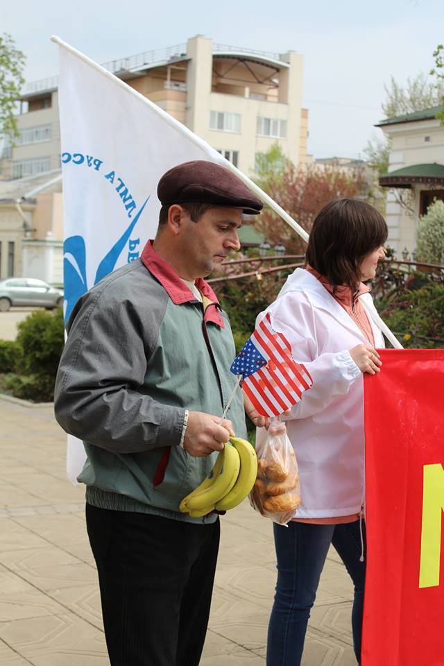 В Кишинёве Маккейну предложили бананы и пирожки