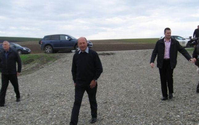 Preşedintele Băsescu a găsit doar cârtiţe pe şantierul gazoductului Iaşi - Ungheni