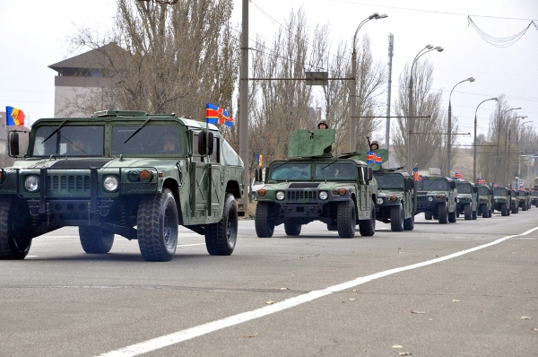 Молдавской армии передали американские военные Хаммеры