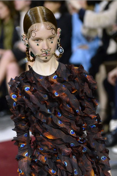 Украшения, броши и усы на лицо: странный показ коллекции от Givenchy