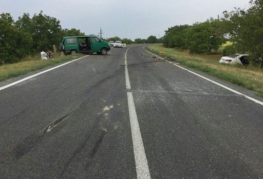 Impact violent la Hânceşti între un microbuz şi un automobil: Patru copii şi unul dintre şoferi au ajuns la spital