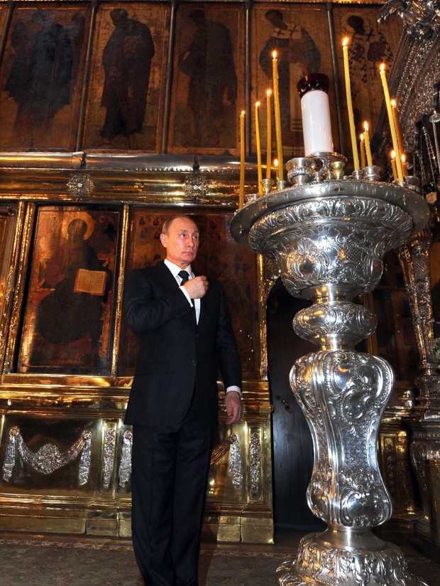La cateva zile dupa tragedia din Ucraina, Putin s-a inchinat la biserica