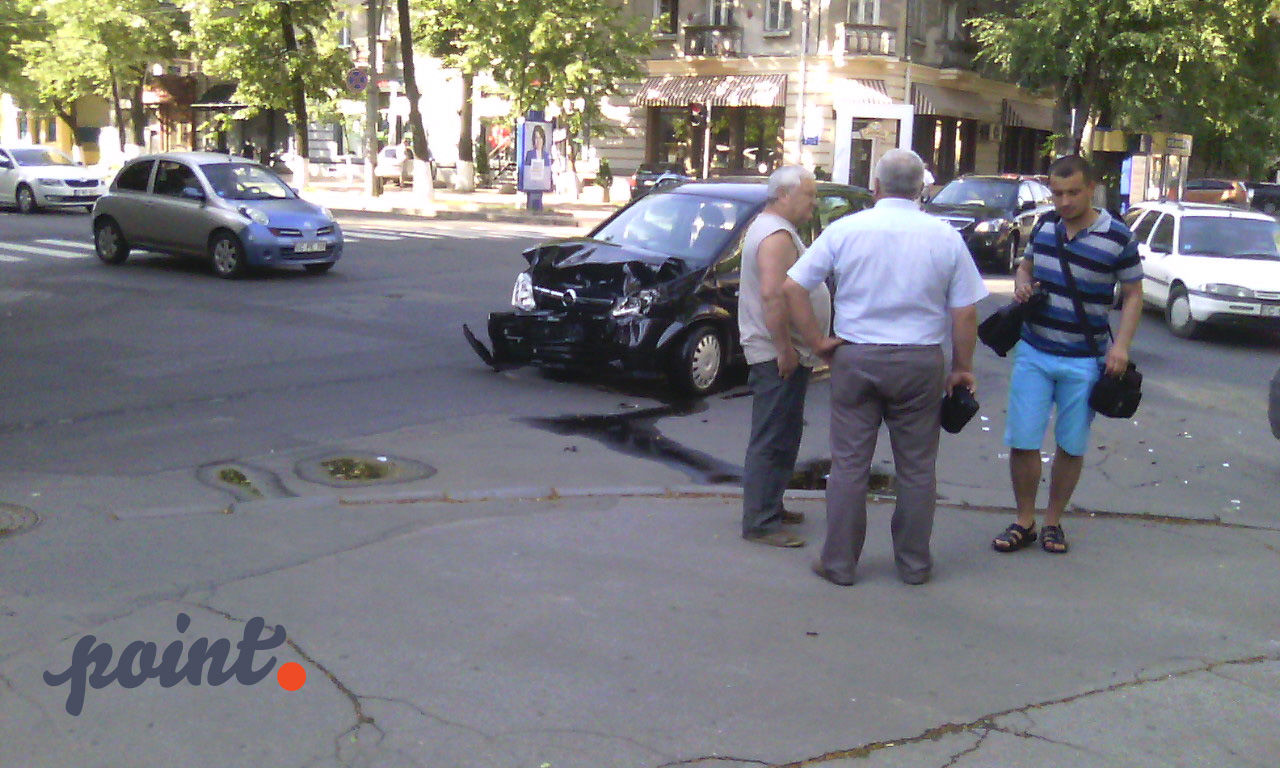 В результате аварии в центре Кишинева женщина получила травмы