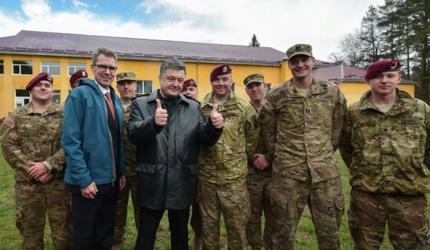 Порошенко отобедал с военными на открытии учений на Львовщине