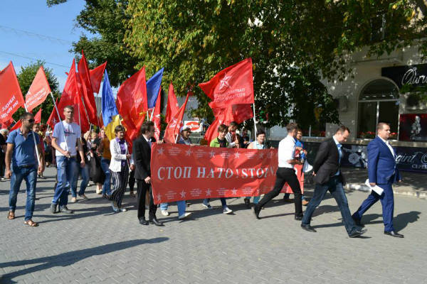 Социалисты провели акцию протеста "Стоп НАТО" в Бельцах и Комрате