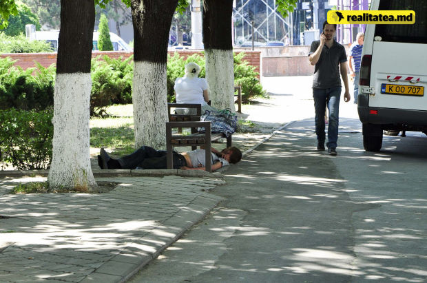 Cum reacționează moldovenii când văd un boschetar întins pe jos