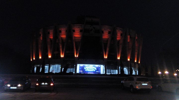 На праздники Кишиневский цирк украсили разноцветной иллюминацией
