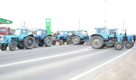 Сельхозпроизводители перекрыли сегодня несколько национальных дорог