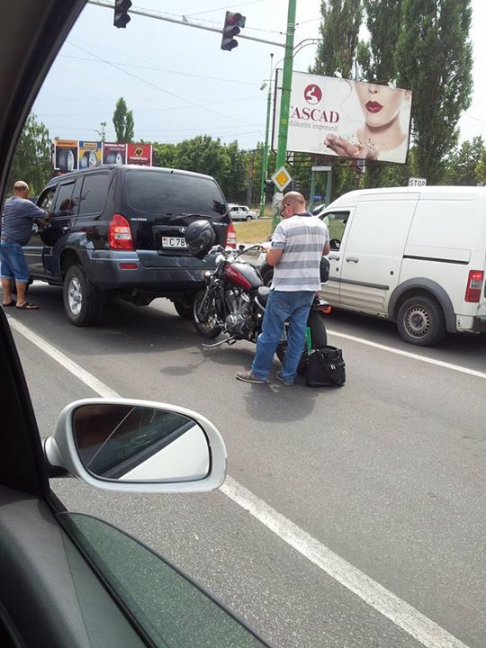 В Кишиневе у Ворот города мотоцикл врезался в джип