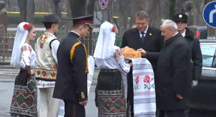 Preşedintele României, Klaus Iohanis, întâmpinat la Chişinău