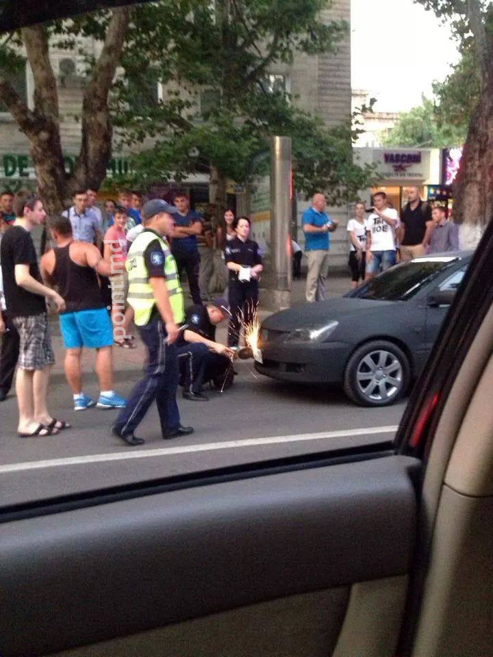 Полицейские болгаркой срезали номера с машины, нарушившей правила парковки