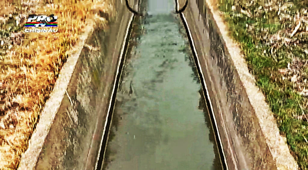 Apa unui lac din Chişinău s-a făcut verde, cu aburi şi miros neplăcut