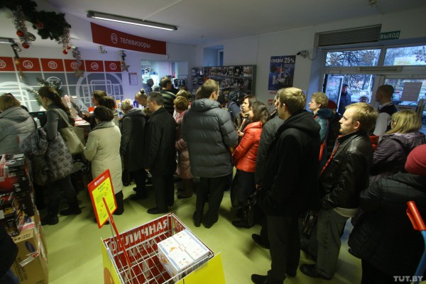 Белорусы в панике скупают технику и продукты питания