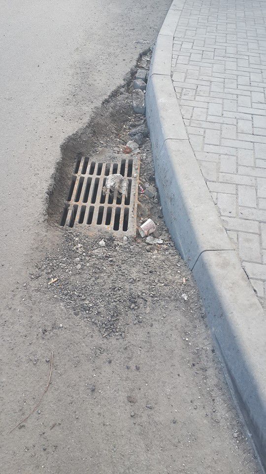 На улице Александри начало крошиться свежее асфальтовое покрытие