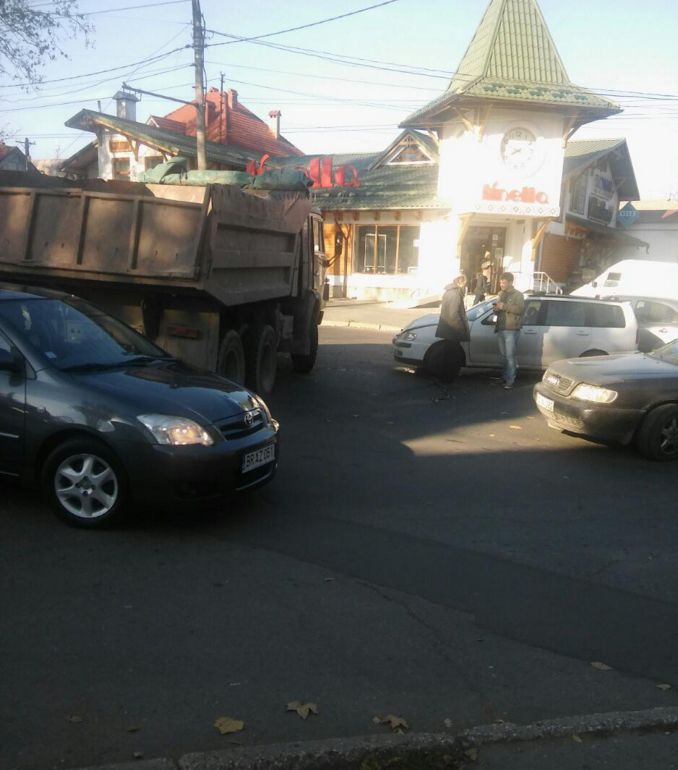 Accident pe strada Ion Creangă din Chişinău. Rezultat aşteptat în duelul dintre un autoturism şi un camion