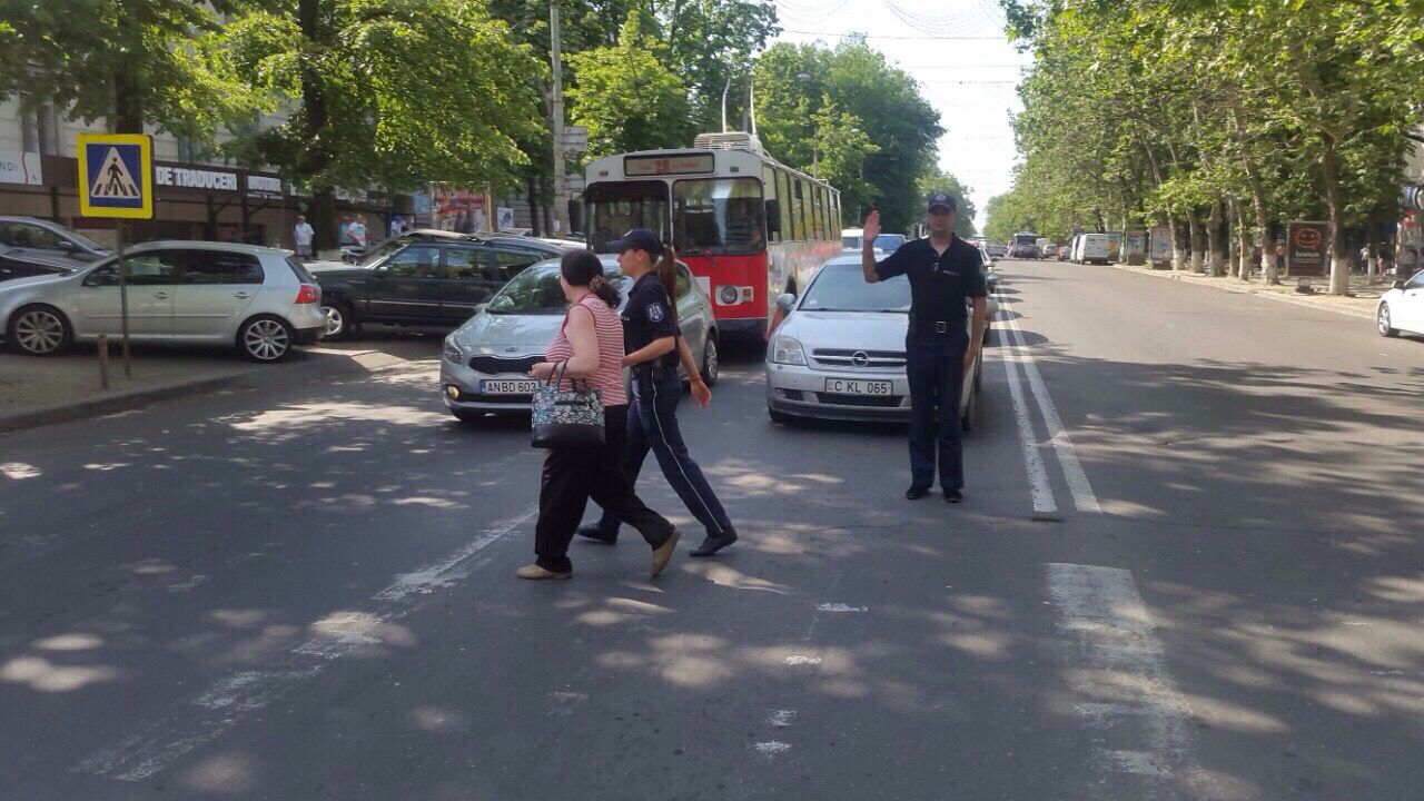 Peste 1200 de pietoni și șoferi, sancționați