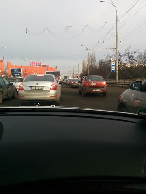 Этим утром на виадуке образовалась огромная пробка