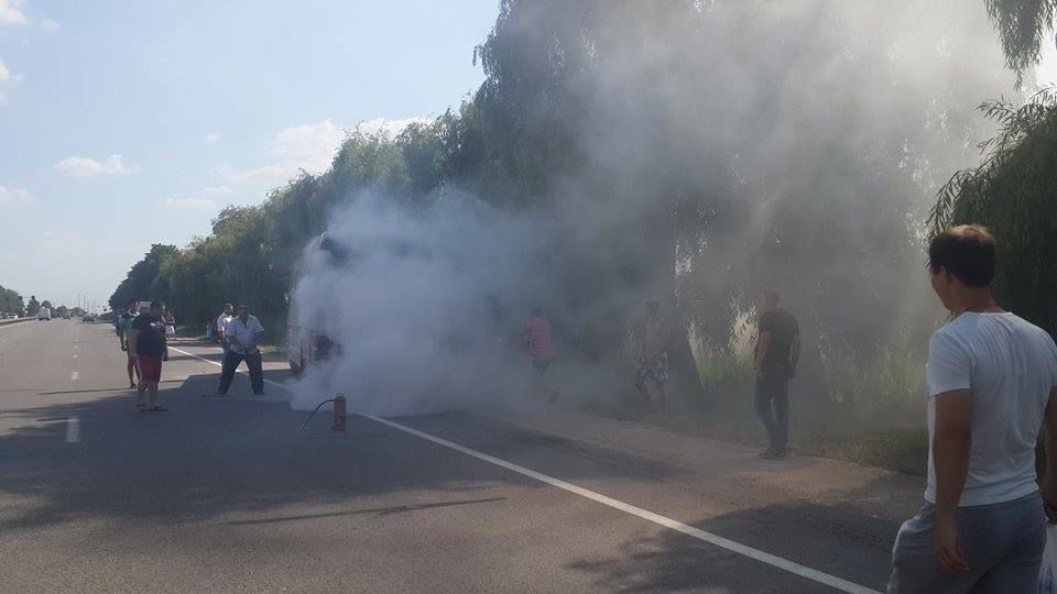 Автобус с пассажирами загорелся на въезде в Ставчены