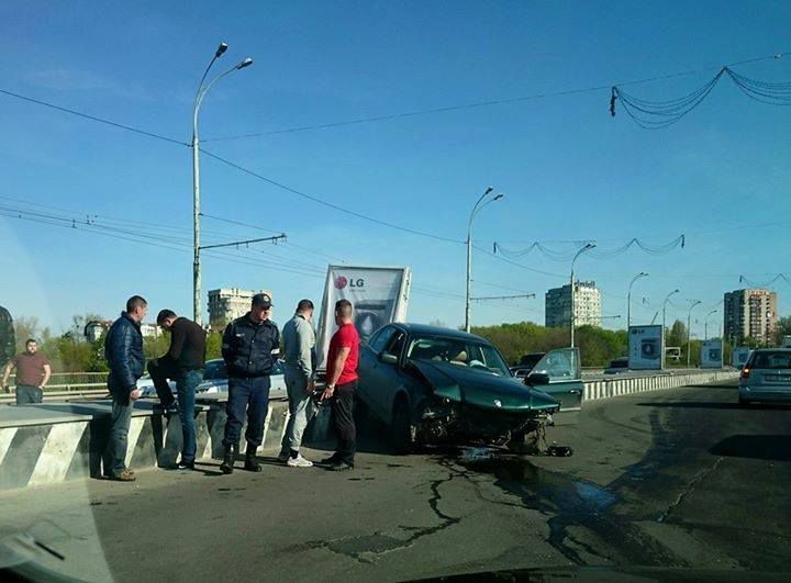 ДТП на Виадуке: автомобиль снес рекламное панно