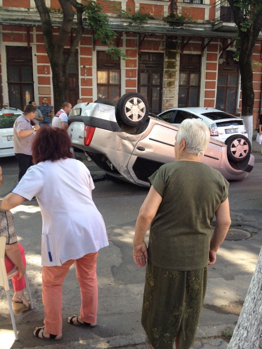 В центре Кишинева перевернулся автомобиль