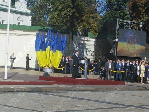 Порошенко: "Украинский флаг стал символом свободы, которая распространяется на Донбасс"