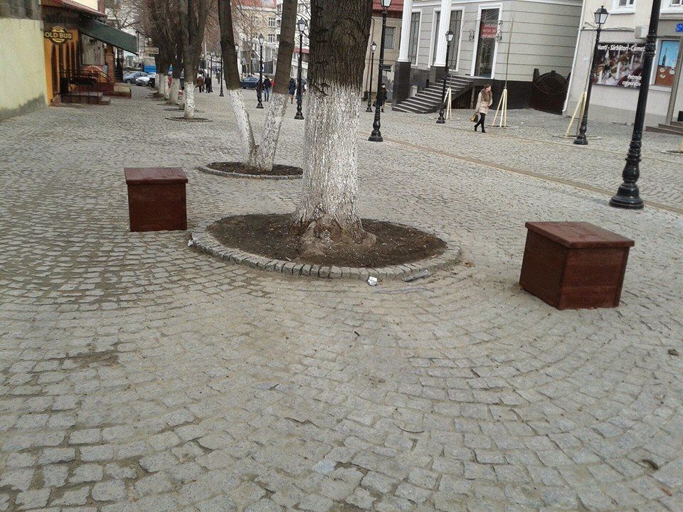 Установленные на пешеходной улице скамейки напоминают гробы