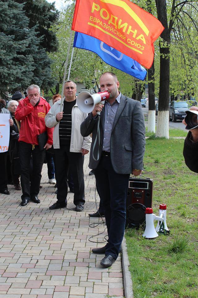 В Кишинёве Маккейну предложили бананы и пирожки