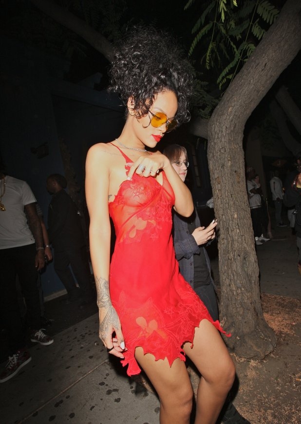 Rihanna intr-o rochie periculos de transparenta