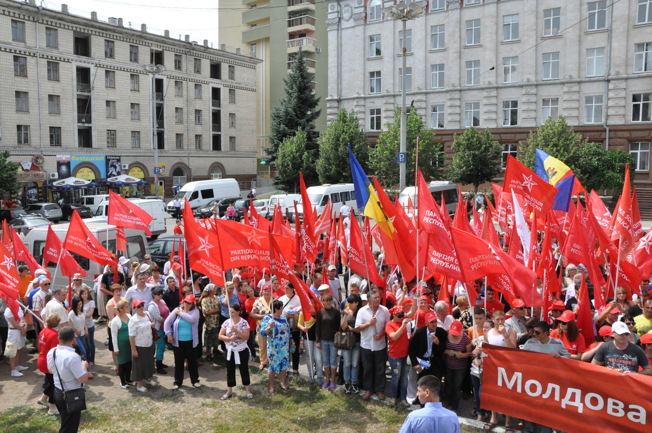 Социалисты протестовали и маршировали по центру Кишинёва