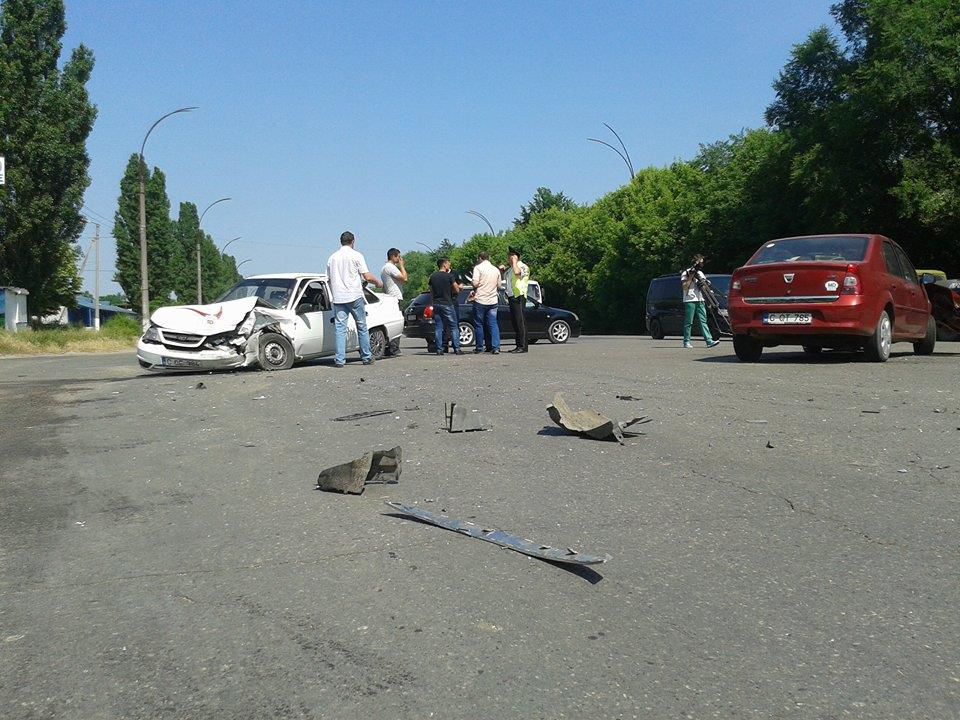 Două automobile, grav avariate într-un accident pe strada Calea Basarabiei