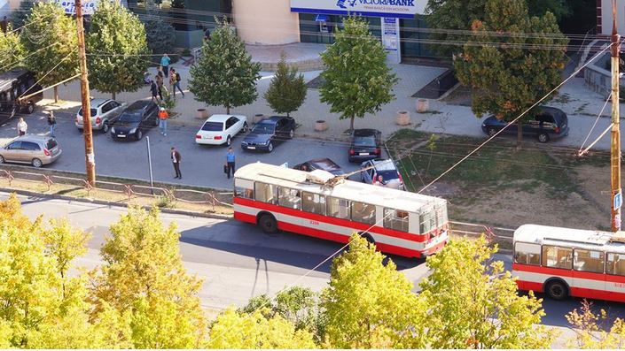 Un troleibuz a intrat într-un parapet de pe bulevardul Mircea cel Bătrân