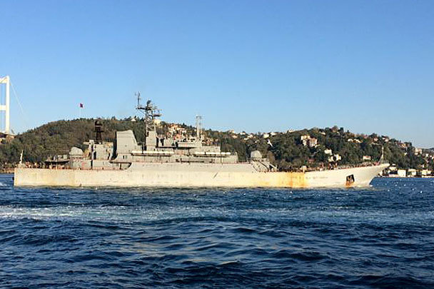 Американский и российские военные корабли встретились в Босфоре