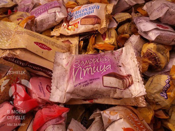 На улицы Донецка высыпали гору просроченных конфет