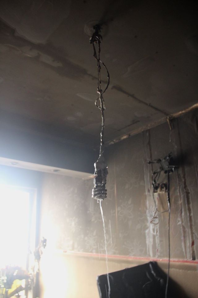 В результате пожара на мансардном этаже семья с детьми осталась без жилья