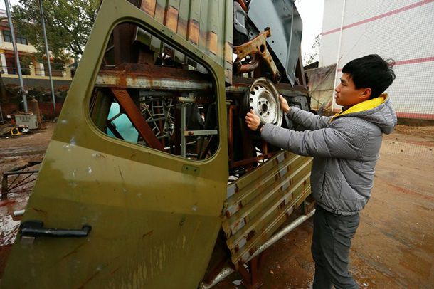 Китайские крестьяне собирают огромных трансформеров из старых автомобилей