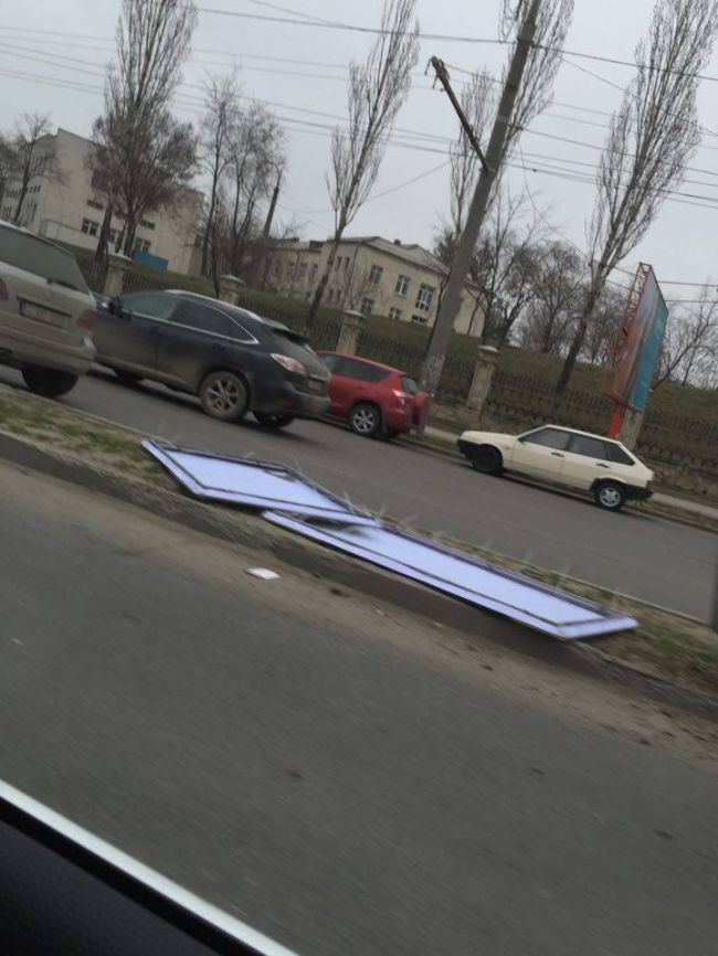 На виадуке произошло ДТП: водитель снес рекламное панно