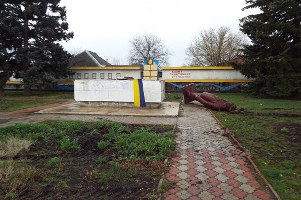 В Станице Луганской упал памятник Ленину