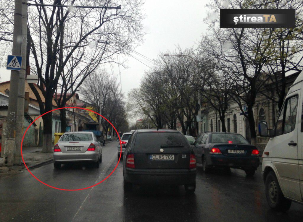 Mercedes din Strășeni, pe contrasens pe strada București din capitală