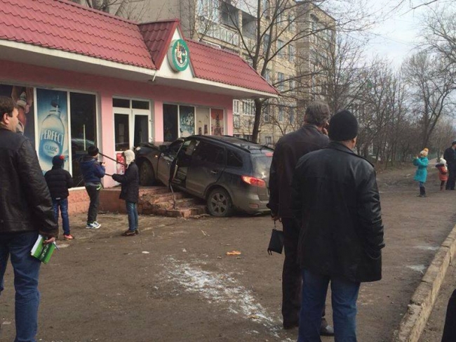 Во Флорештах внедорожник врезался в магазин