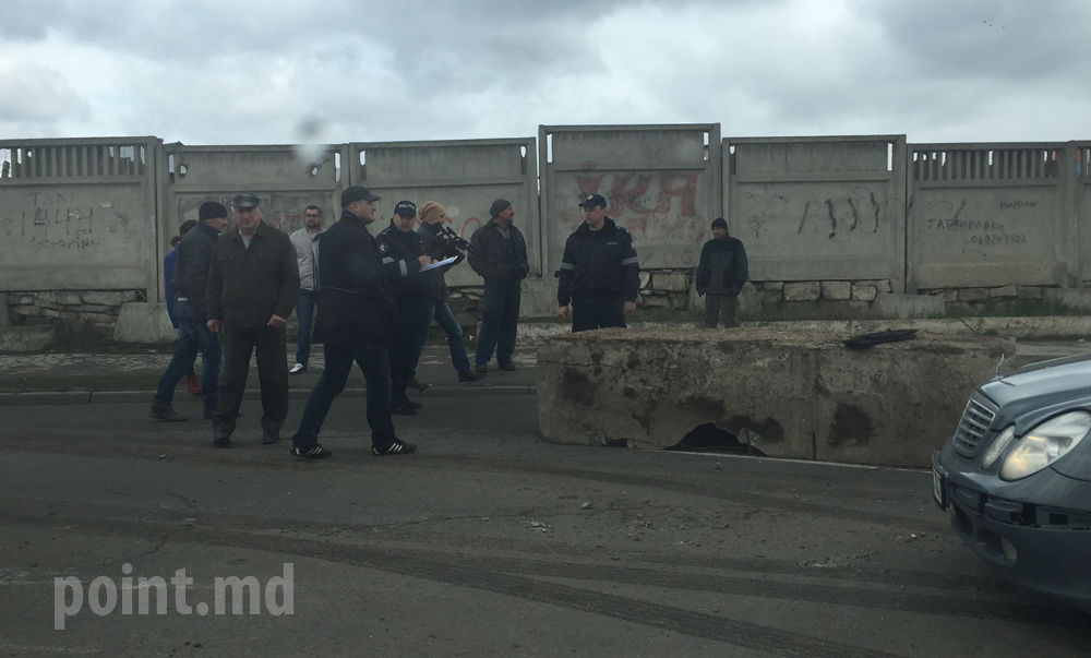 Un camion plin cu plăci din beton armat  s-a răsturnat în Chișinau