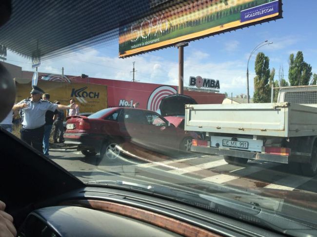 Ciocnire violentă între două mașini, pe strada Calea Basarabiei