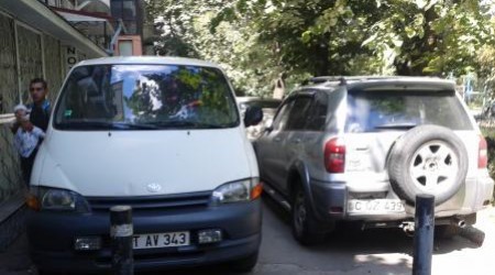 Во дворе дома, расположенного у центрального рынка, ежедневно паркуется 200 машин